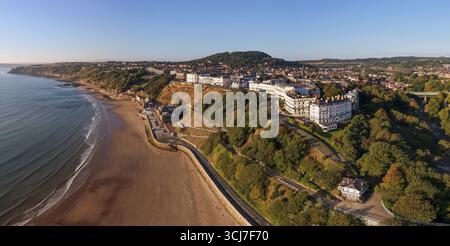 Am Morgen bietet sich ein Panoramablick auf die Küste von Scarborough mit Sandstränden, Klippen, Grün und eleganten Gebäuden am Meer. Stockfoto