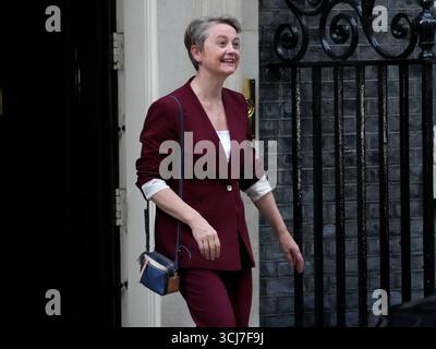 Die neu ernannte Außenministerin Yvette Cooper verlässt 10 Downing Street, London, nachdem Premierminister Sir Keir Starmer nach dem Rücktritt von Angela Rayner das Kabinett neu besetzt hatte. Bilddatum: Freitag, 5. September 2025. Stockfoto
