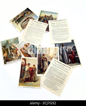 Ein Stapel von Sammlungskarten aus dem alten und neuen Testament aus den Bildern der Bibelstunde (die Bilder der Kinderstunde) des 20. Jahrhunderts Stockfoto