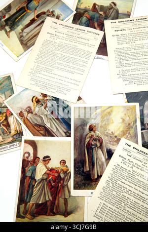 Ein Stapel von Sammlungskarten aus dem alten und neuen Testament aus den Bildern der Bibelstunde (die Bilder der Kinderstunde) des 20. Jahrhunderts Stockfoto