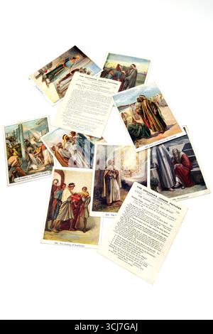 Ein Stapel von Sammlungskarten aus dem alten und neuen Testament aus den Bildern der Bibelstunde (die Bilder der Kinderstunde) des 20. Jahrhunderts Stockfoto