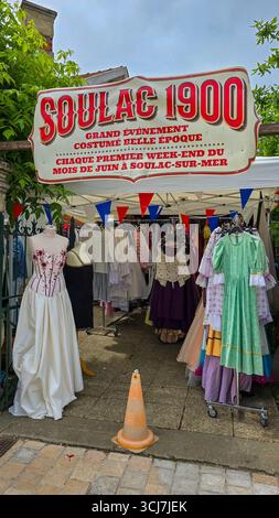Blick auf historische Kostüme im Stil der Belle Epoque für das jährliche Festival Soulac 1900. Juni 2025. Soulac-sur-Mer, Aquitaine, Frankreich. Stockfoto