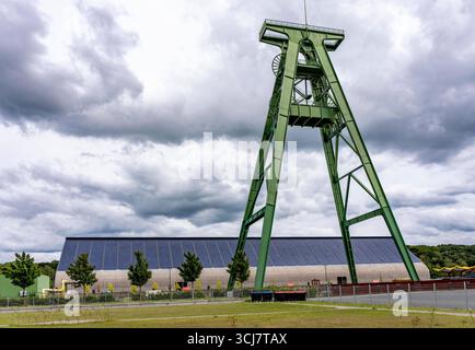 Die ehemalige Steinkohlenzeche Lohberg in Dinslaken, heute ein Freizeit, Arbeit und Wohnquartier, Kreativquartier Lohberg, Fördergerüst von Schacht 2, hinten die Kohlenmischhalle mit 11500 Quadratmeter großen Solardach, Leistung von 1,813 11500 kW Peak Leistung, 813 frisch renoviert, NRW, Deutschland, Zeche Lohberg *** NRW, Deutschland, Zeche Lohberg Stockfoto