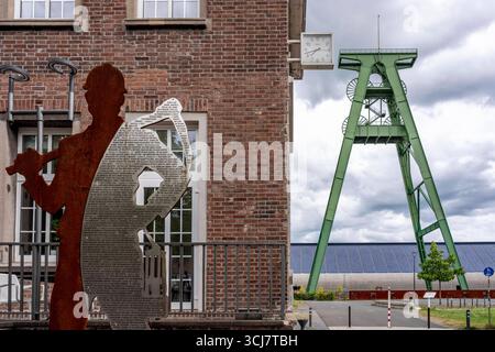 Die ehemalige Steinkohlenzeche Lohberg in Dinslaken, heute ein Freizeit, Arbeit und Wohnquartier, Kreativquartier Lohberg, Fördergerüst von Schacht 2, frisch renoviert, NRW, Deutschland, Zeche Lohberg *** das ehemalige Kohlebergwerk Lohberg in Dinslaken, heute Freizeit-, Arbeits- und Wohnquartier, Kreativquartier Lohberg, Grundgerüst von Schacht 2, frisch renoviert, NRW, Deutschland, Zeche Lohberg, Zeche Lohberg, Zeche Lohberg Stockfoto