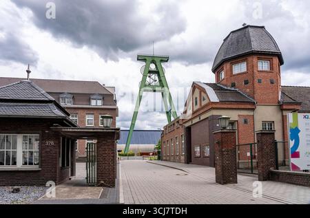 Die ehemalige Steinkohlenzeche Lohberg in Dinslaken, heute ein Freizeit, Arbeit und Wohnquartier, Kreativquartier Lohberg, Fördergerüst von Schacht 2, frisch renoviert, NRW, Deutschland, Zeche Lohberg *** das ehemalige Kohlebergwerk Lohberg in Dinslaken, heute Freizeit-, Arbeits- und Wohnquartier, Kreativquartier Lohberg, Grundgerüst von Schacht 2, frisch renoviert, NRW, Deutschland, Zeche Lohberg, Zeche Lohberg, Zeche Lohberg Stockfoto