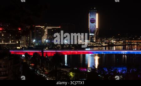 Panoramablick bei Nacht auf Belgrad Uferpromenade, Fluss Sava und Altstadt von Belgrad Stockfoto