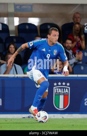 5. September 2025; Gewiss-Stadion, Bergamo, Italien, Qualifikation zur FIFA-Weltmeisterschaft, Gruppe I, Italien gegen Estland; Mateo Retegui aus Italien läuft mit dem Ball Stockfoto
