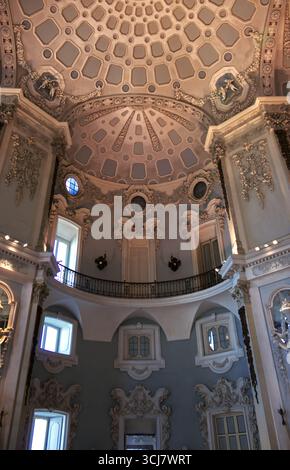 STRESA, ITALIEN 5. AUGUST 2025: Innenraum des Borromeo-Palastes auf der Isola Bella am Lago Maggiore im Piemont. Stockfoto