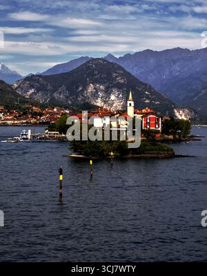STRESA, ITALIEN 5. AUGUST 2025: Blick auf die Fischerninsel am Lago Maggiore im Piemont, Italien. Stockfoto