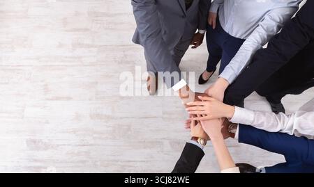 Geschäftsleute legen die Hände auf weißem Hintergrund zusammen Stockfoto