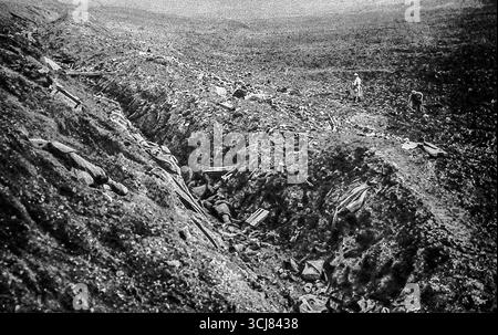 Seite aus Le Miroir, die einen deutschen Graben in der Nähe von Sailly-Saillisel zeigt, November 1916. Das Schlachtfeld ist voller Leichen, zerstörter Ausrüstung und eingebrochener Verteidigungsanlagen, was die Grausamkeit des französischen Artilleriefeuers während des Somme-Feldzugs widerspiegelt. Das Bild zeigt das Ausmaß der Zerstörung nach der Rückeroberung des Territoriums, wo Gräben, die einst als starke Verteidigungslinien galten, unter unerbittlicher Beschuss zu chaotischen Ruinen reduziert wurden. Stockfoto