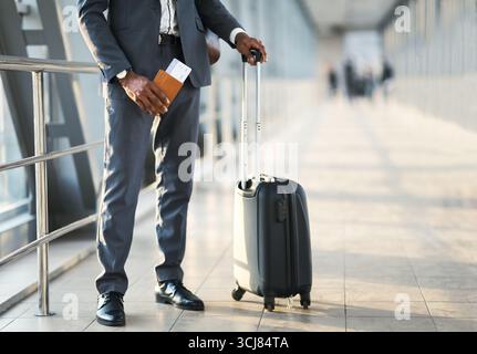 Unerkennbarer Unternehmer, Der Passport Und Flugtickets Auf Dem Flughafen Hält Stockfoto