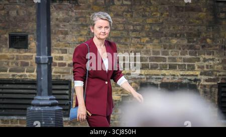 London, Großbritannien. September 2025. Yvette Cooper, neu ernannte Außenministerin und ehemalige Innenministerin, betritt die Downing Street 10 während der Kabinettsumbildung. Quelle: Imageplotter/Alamy Live News Stockfoto