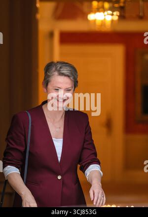 London, Großbritannien. September 2025. Yvette Cooper, neu ernannte Außenministerin und ehemalige Innenministerin, verlässt die Downing Street 10 nach einem Treffen mit dem Premierminister während der Kabinettsumbildung. Quelle: Imageplotter/Alamy Live News Stockfoto