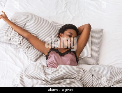 Faulheit und guten Morgen, am Sonntagmorgen schlafen und Urlaub genießen Stockfoto