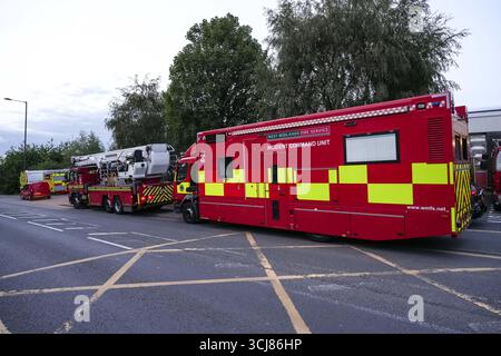 Ladywood Fire Station, Birmingham, 5. September 2025. Eine riesige Beteiligung von West Midlands Feuerwehrfahrzeugen an der Ladywood Community Fire Station in Birmingham, nachdem Polizei und Feuerwehr zusammen arbeiteten, nachdem Berichte über einen Mann, der sich am Freitagnachmittag verdächtig in Erdington verhielt, berichtet hatten. An einem Punkt gab es 12 Feuerwehrfahrzeuge, eine hydraulische Plattform, einen Transporter zur Identifizierung von Substanzen, 3 Hilfsfahrzeuge und das Vorfall-Kommandofahrzeug. In der Station befinden sich in der Regel zwei Feuerwehrfahrzeuge und ein 4x4-Fahrzeug mit Brigadeeinsatz. Es wird angenommen, dass die Station als Antwortstelle im cas verwendet wurde Stockfoto