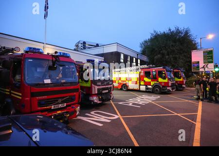 Ladywood Fire Station, Birmingham, 5. September 2025. Eine riesige Beteiligung von West Midlands Feuerwehrfahrzeugen an der Ladywood Community Fire Station in Birmingham, nachdem Polizei und Feuerwehr zusammen arbeiteten, nachdem Berichte über einen Mann, der sich am Freitagnachmittag verdächtig in Erdington verhielt, berichtet hatten. An einem Punkt gab es 12 Feuerwehrfahrzeuge, eine hydraulische Plattform, einen Transporter zur Identifizierung von Substanzen, 3 Hilfsfahrzeuge und das Vorfall-Kommandofahrzeug. In der Station befinden sich in der Regel zwei Feuerwehrfahrzeuge und ein 4x4-Fahrzeug mit Brigadeeinsatz. Es wird angenommen, dass die Station als Antwortstelle im cas verwendet wurde Stockfoto