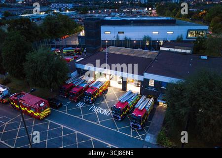 Ladywood Fire Station, Birmingham, 5. September 2025. Eine riesige Beteiligung von West Midlands Feuerwehrfahrzeugen an der Ladywood Community Fire Station in Birmingham, nachdem Polizei und Feuerwehr zusammen arbeiteten, nachdem Berichte über einen Mann, der sich am Freitagnachmittag verdächtig in Erdington verhielt, berichtet hatten. An einem Punkt gab es 12 Feuerwehrfahrzeuge, eine hydraulische Plattform, einen Transporter zur Identifizierung von Substanzen, 3 Hilfsfahrzeuge und das Vorfall-Kommandofahrzeug. In der Station befinden sich in der Regel zwei Feuerwehrfahrzeuge und ein 4x4-Fahrzeug mit Brigadeeinsatz. Es wird angenommen, dass die Station als Antwortstelle im cas verwendet wurde Stockfoto