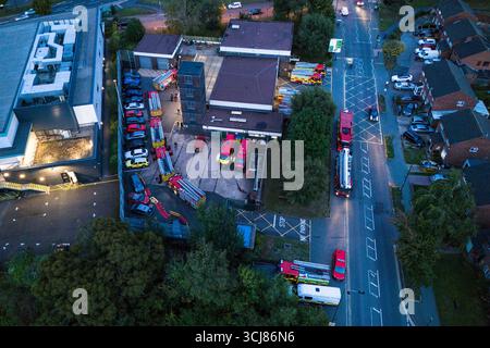 Ladywood Fire Station, Birmingham, 5. September 2025. Eine riesige Beteiligung von West Midlands Feuerwehrfahrzeugen an der Ladywood Community Fire Station in Birmingham, nachdem Polizei und Feuerwehr zusammen arbeiteten, nachdem Berichte über einen Mann, der sich am Freitagnachmittag verdächtig in Erdington verhielt, berichtet hatten. An einem Punkt gab es 12 Feuerwehrfahrzeuge, eine hydraulische Plattform, einen Transporter zur Identifizierung von Substanzen, 3 Hilfsfahrzeuge und das Vorfall-Kommandofahrzeug. In der Station befinden sich in der Regel zwei Feuerwehrfahrzeuge und ein 4x4-Fahrzeug mit Brigadeeinsatz. Es wird angenommen, dass die Station als Antwortstelle im cas verwendet wurde Stockfoto