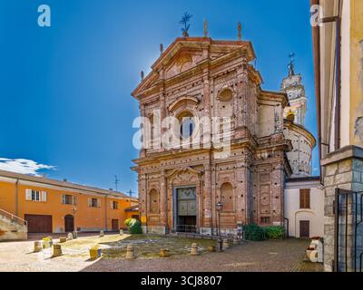Garessio, Italien - 30. August 2025: Borgo Ponte Pfarrkirche St. Katharina von Alexandria, piemontesischer Barock, entworfen vom Architekten Francesco GA Stockfoto