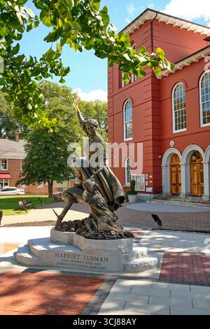 Harriet Tubman Bronzestatue in Cambridge, Maryland, zu Ehren des Führers der Underground Railroad und der afroamerikanischen Geschichte. Stockfoto
