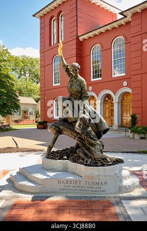 Harriet Tubman Bronzestatue in Cambridge, Maryland, zu Ehren des Führers der Underground Railroad und der afroamerikanischen Geschichte. Stockfoto