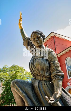 Harriet Tubman Bronzestatue in Cambridge, Maryland, zu Ehren des Führers der Underground Railroad und der afroamerikanischen Geschichte. Stockfoto