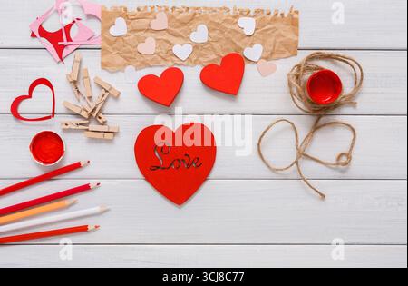 Zum Valentinstag handgefertigte Herzen, Blick von oben auf Holz Stockfoto