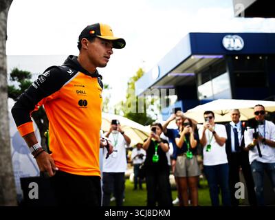 Piombino, Piombino, Italien. September 2025. 4 Lando Norris vom Team McLaren Formel-1-Team, McLaren Mercedes MCL39, im Paddock, während der FIA Formel-1-Weltmeisterschaft Formel-1-Pirelli Gran Premio d'Italia 2025, 05. September, in Monza, Italien (Credit Image: © Luca Barsali/ZUMA Press Wire) NUR REDAKTIONELLE VERWENDUNG! Nicht für kommerzielle ZWECKE! Stockfoto