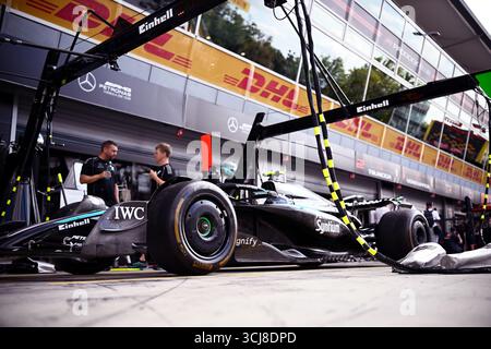 Piombino, Piombino, Italien. September 2025. Des Teams Mercedes-AMG Petronas Formel-1-Team, Mercedes W16, Pit Lane, während der FIA Formel-1-Weltmeisterschaft Pirelli Gran Premio d'Italia 2025, 05. September, in Monza, Italien (Credit Image: © Luca Barsali/ZUMA Press Wire) NUR REDAKTIONELLE VERWENDUNG! Nicht für kommerzielle ZWECKE! Stockfoto