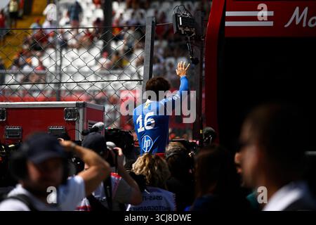 Piombino, Piombino, Italien. September 2025. 16 Charles Leclerc vom Team Scuderia Ferrari HP, Ferrari SF-25, Pit Lane, während der FIA Formel-1-Weltmeisterschaft Pirelli Gran Premio d'Italia 2025, 05. September, in Monza, Italien (Foto: © Luca Barsali/ZUMA Press Wire) NUR REDAKTIONELLE VERWENDUNG! Nicht für kommerzielle ZWECKE! Stockfoto