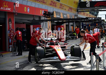 Piombino, Piombino, Italien. September 2025. Des Teams Scuderia Ferrari HP, Ferrari SF-25, Pit Lane, während der FIA Formel-1-Weltmeisterschaft Pirelli Gran Premio d'Italia 2025, 05. September, in Monza, Italien (Credit Image: © Luca Barsali/ZUMA Press Wire) NUR REDAKTIONELLE VERWENDUNG! Nicht für kommerzielle ZWECKE! Stockfoto
