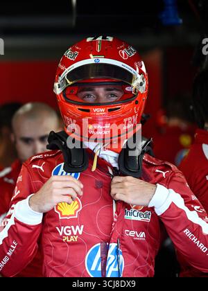 Piombino, Piombino, Italien. September 2025. 16 Charles Leclerc vom Team Scuderia Ferrari HP, Ferrari SF-25, in Box während der FIA Formel-1-Weltmeisterschaft Pirelli Gran Premio d'Italia 2025, 05. September, in Monza, Italien (Foto: © Luca Barsali/ZUMA Press Wire) NUR REDAKTIONELLE VERWENDUNG! Nicht für kommerzielle ZWECKE! Stockfoto
