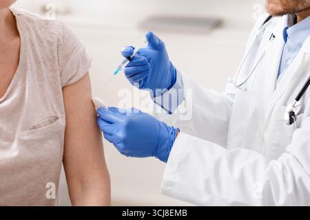 Arzt mit Spritze, die Injektion für alte Patienten, Nahaufnahme Stockfoto