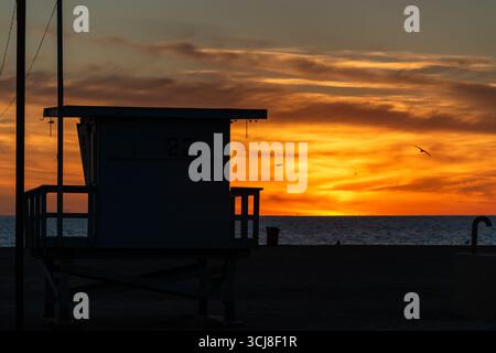 SANTA MONICA, KALIFORNIEN, USA: Ein Rettungsschwimmer wird von einer Wintersonne über dem Pazifik beleuchtet. Ein Santa Monica Beach in Santa Monica, CA. Stockfoto