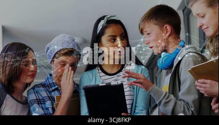 Zusammenarbeit mit fünf Schülern, die sich im Schulkorridor um ein Tablet mit Gesichtserkennung versammeln Stockfoto
