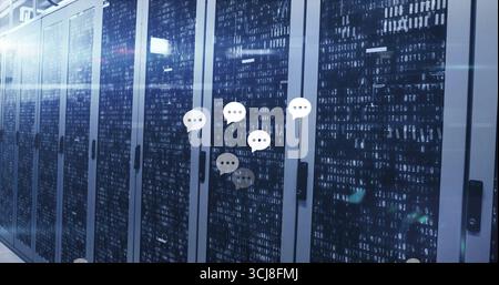 Präsentieren einer Reihe von Server-Rack-Schränken mit Status-LEDs im Gang des Rechenzentrums mit Chat-Overlays Stockfoto