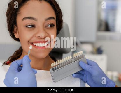 Zahnarzt Anwendung Probe von Zahnskala auf die Zähne des Patienten Stockfoto