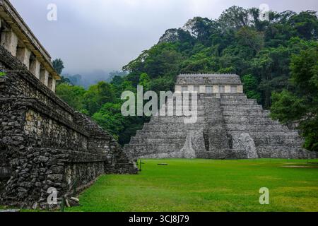 Palenque, Mexiko - 25. März 2025: Tempel der Inschriften an der archäologischen Stätte Palenque in Palenque, Chiapas, Mexiko. Stockfoto