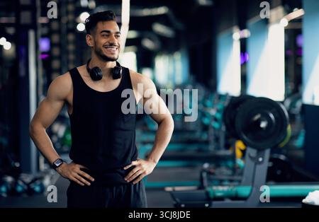 Sportwerbung. Porträt Eines Hübschen Sportlichen Arabischen Mannes, Der Im Fitnessclub Posiert Stockfoto