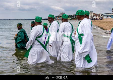 Männer der Apostles of Muchinjikwa Church gehen in Southend zum jährlichen Taufe im Meer, Southend-on-Sea, Essex, Großbritannien. Stockfoto