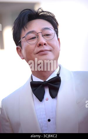 Venedig, Italien. September 2025. VENEDIG, ITALIEN - 5. SEPTEMBER: Zhang Songwennimmt am 82. Internationalen Filmfestival Venedig am 5. September 2025 in Venedig auf dem roten Teppich „Ri Gua Zhong Tian“ (die Sonne geht über uns alle auf) Teil. Quelle: dpa/Alamy Live News Stockfoto