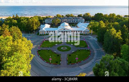 Blick aus der Vogelperspektive auf den Kursaal, die Schlammbäder von Pärnu, einem Badeort an der Ostseeküste in Estland Stockfoto