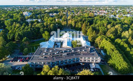 Blick aus der Vogelperspektive auf den Kursaal, die Schlammbäder von Pärnu, einem Badeort an der Ostseeküste in Estland Stockfoto