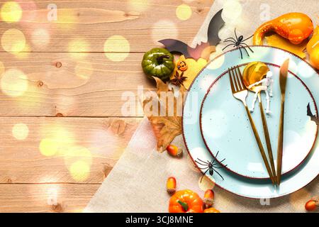 Halloween-Tischdekoration mit Skelett und Herbstdekoration auf hölzernem Hintergrund Stockfoto