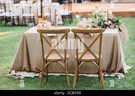 Rustikale Hochzeit Set, vintage Esstisch mit Dekorationen, Blumen, Boho-Stil, Veranstaltung, Party oder Hochzeit Stockfoto