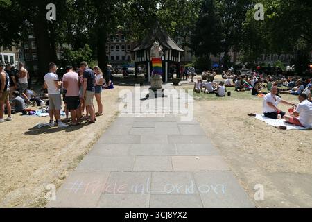 Der Soho Square, der die Steinstatue von König Karl II., die während der Pride in London 2018 in zwei Stolz-Flaggen gehüllt wurde, schmeichelt Stockfoto