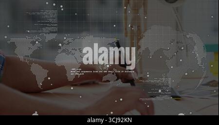 Code eingeben mit Entwicklerunterarmen, die den Stift in einem Notebook auf dem Schreibtisch mit Laptop halten Stockfoto