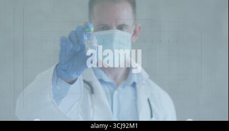 Der männliche Arzt trägt Handschuhe und Maske und zeigt eine klare Durchstechflasche im klinischen Labor, Rasterlinien-Überlagerung Stockfoto