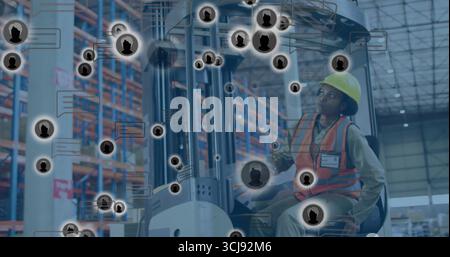 Betrieb des Gabelstaplers mit Sicherheitsausrüstung mit Nachweissymbolen über Palettenregalen im Lager Stockfoto